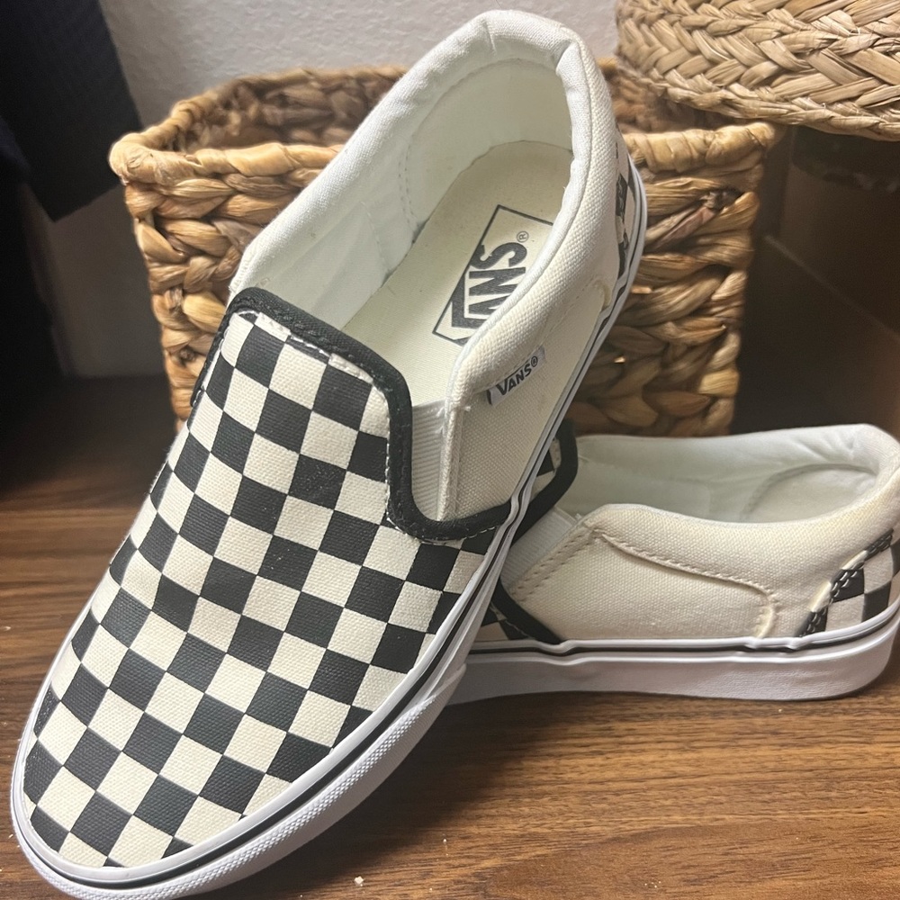 Size 7men/ 9women Like new- worn once! Vans Classic Slip-on black/white checker
